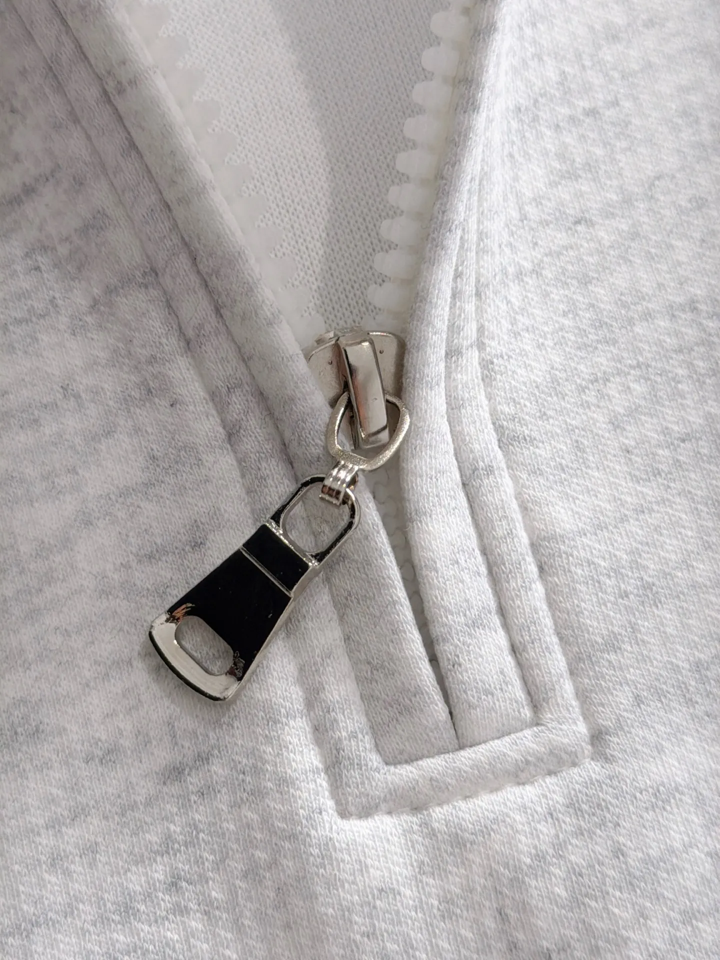 Paris Clover exclusively launches the 2026 autumn and winter New Arrival long-sleeved sweatshirts for men and women. Same Style. Many stars have the same style. Craftsmanship that ordinary small workshops cannot copy. No matter in terms of materials, detail restoration and craftsmanship, we are not afraid of any challenges, just to provide you with wonderful products. Compare the top Original versions at will. No expense is spared just to make it better. Unique imported fabric feel. Purely imported German machine production. Precision operation. Thousands of needles density. A complete set of New Arrival accessories with three standards can be customized simultaneously. Versatile upper body is fashionable, a perfect choice for autumn and winter, and a must-have item. Sizes table: M-4XL (please state your height and weight when placing an order)